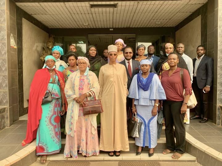 À propos \ de \ {nous}